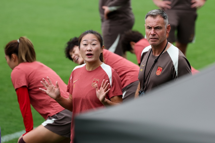 开云官方网站-黄健翔点评女足前20分钟表现：队友之间传不了三脚，踢的太凌乱了